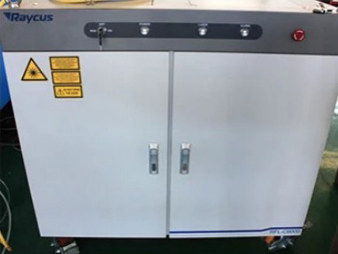 Máquina de Corte por Láser de Fibra, con Cubierta Protectora